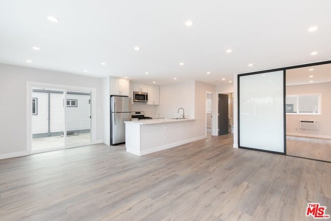 3872 Bentley Ave in Culver City, CA - Building Photo - Building Photo