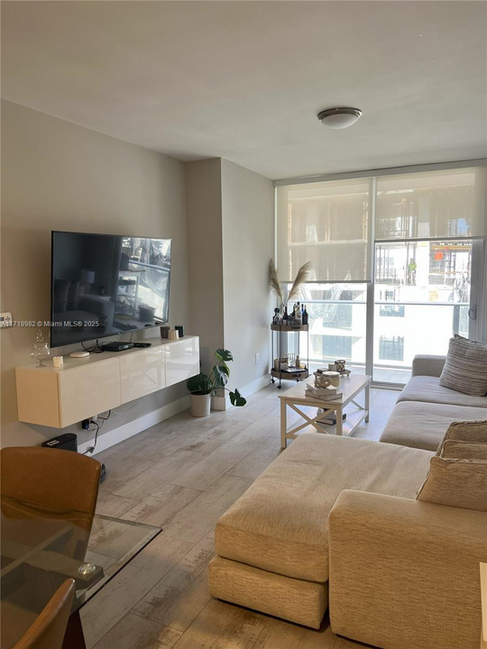 1010 SW 2nd Ave, Unit 1706 in Miami, FL - Building Photo