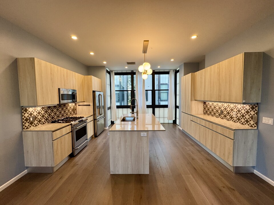 1825 1/2 Alsace Ave in Los Angeles, CA - Building Photo