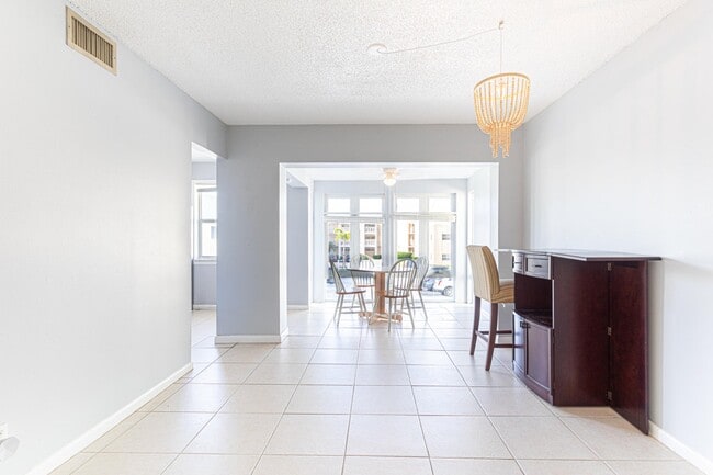19 Colonial Club Dr, Unit 204 in Boynton Beach, FL - Building Photo - Building Photo