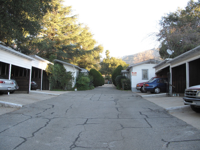 111-119 E Pine St in Altadena, CA - Building Photo - Building Photo