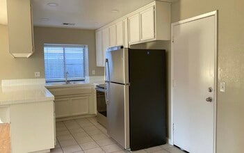 9100 Dove Meadow Ct in Elk Grove, CA - Foto de edificio - Building Photo