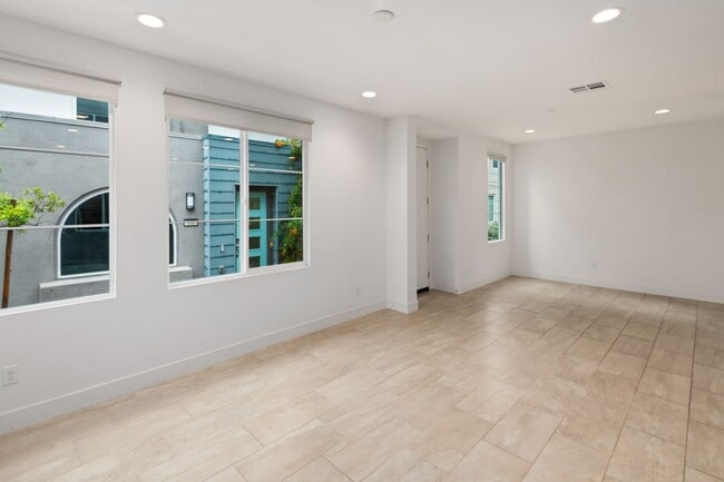 167 Tenor in Irvine, CA - Building Photo - Building Photo