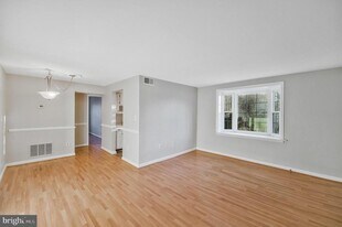 704 S Arlington Mill Dr in Arlington, VA - Building Photo