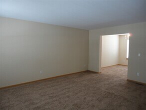 1482 Sunflower Dr in Dekalb, IL - Foto de edificio - Building Photo