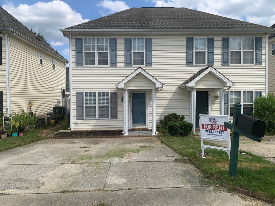 2204 Ventana Ln in Raleigh, NC - Building Photo