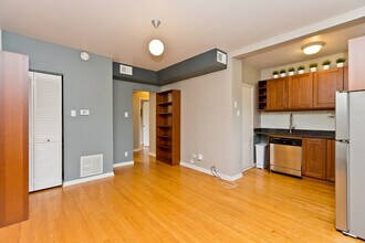 4240 N Clarendon Ave, Unit 314N in Chicago, IL - Foto de edificio - Building Photo