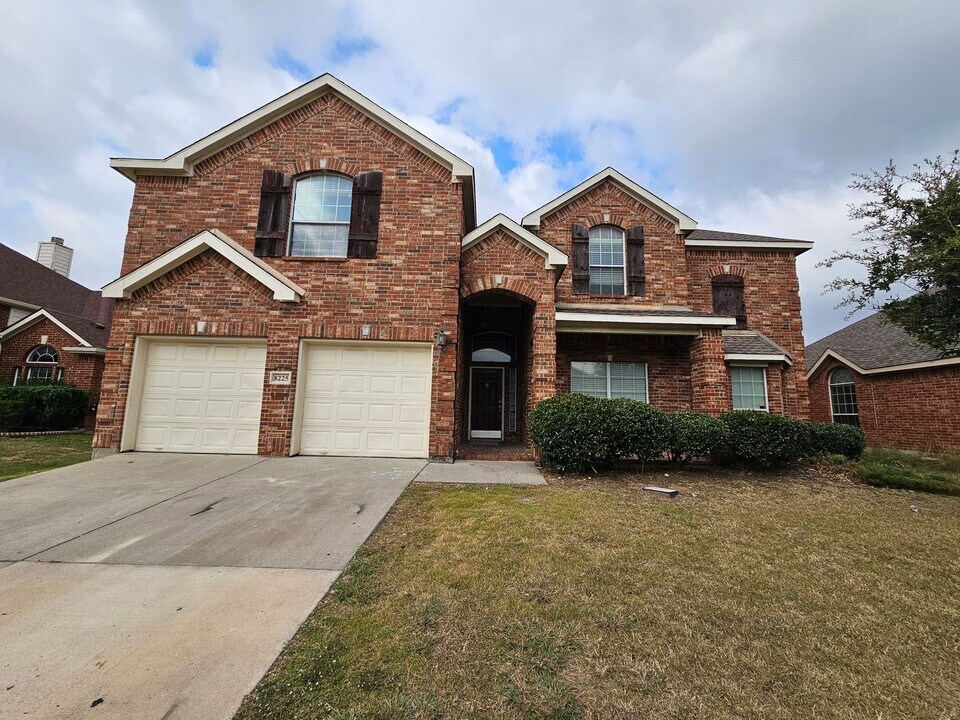 8225 Painted Tree Tr in Fort Worth, TX - Building Photo