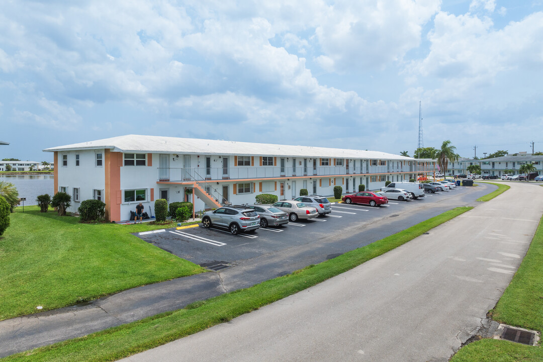 Leisureville Lake Condominiums in Boynton Beach, FL - Building Photo