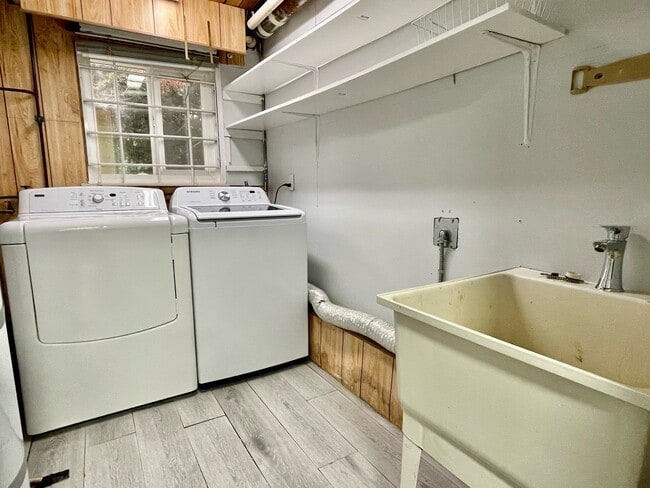 2139 Tyner St in Port Coquitlam, BC - Building Photo - Building Photo