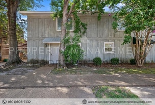 2313 River Oaks Blvd in Jackson, MS - Building Photo