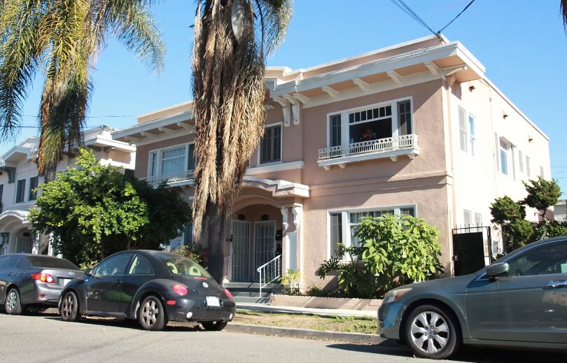 138 Bonito Ave in Long Beach, CA - Building Photo
