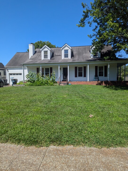 1310 Amberwood Cir in Murfreesboro, TN - Building Photo