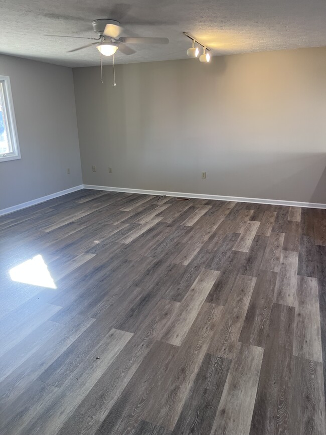 206 W Mill St, Unit 206 in Gaston, IN - Foto de edificio - Building Photo