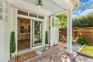 14 Crossman Pl in Huntington, NY - Building Photo