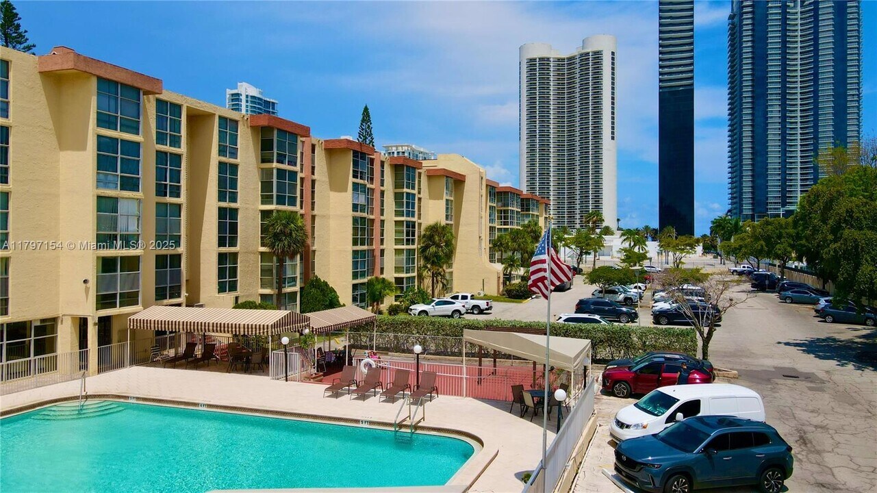 200 172nd St in Sunny Isles Beach, FL - Building Photo