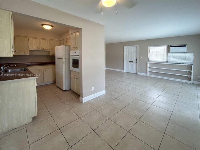 1812 NE 20th Ave-Unit -1 in Fort Lauderdale, FL - Building Photo - Building Photo