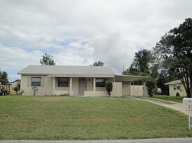 1014 Kenmore St in Deltona, FL - Building Photo