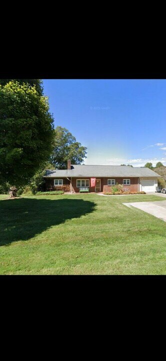 4501 Mountain View Rd in Hays, NC - Building Photo
