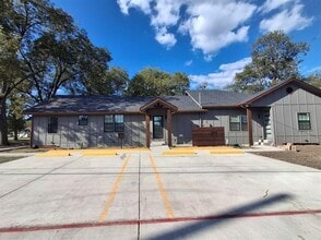 902 Chestnut St in Commerce, TX - Building Photo - Building Photo