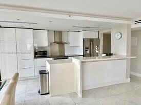 2555 Collins Ave in Miami, FL - Building Photo