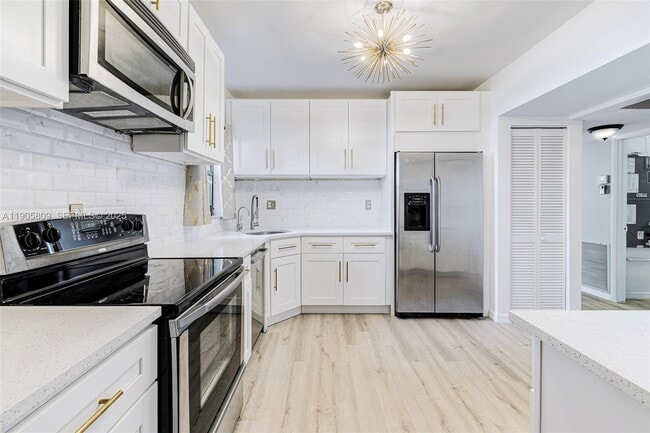 770 NE 199th St in Miami, FL - Building Photo - Building Photo