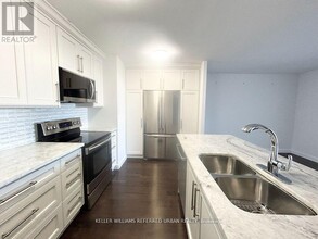 633-2633 Bay St. in Toronto, ON - Building Photo - Building Photo