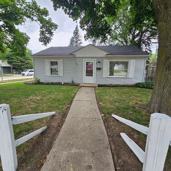 303 E Thirteen Mile Rd in Royal Oak, MI - Building Photo - Building Photo