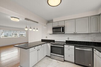 2046 Yorkshire Rd in Birmingham, MI - Building Photo - Building Photo