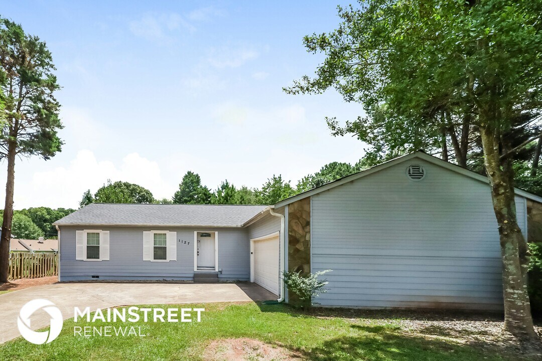 1127 Reynolds Ct in Morrow, GA - Building Photo