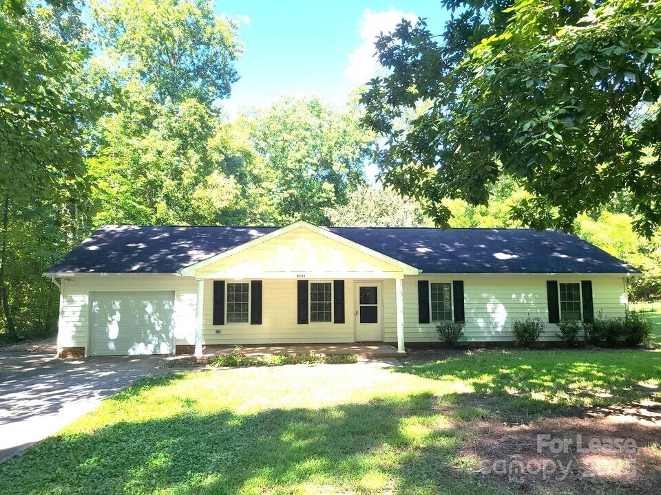 2025 Hart Rd in Charlotte, NC - Building Photo