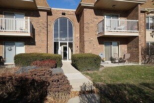 2411 N Kennicott Dr in Arlington Heights, IL - Building Photo