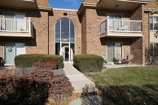 2411 N Kennicott Dr in Arlington Heights, IL - Building Photo