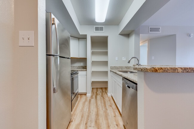 Tempe La Mirage Apartments in Tempe, AZ - Building Photo - Interior Photo