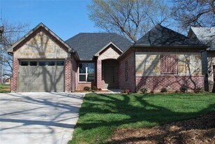 521 W Sears St in Denison, TX - Building Photo