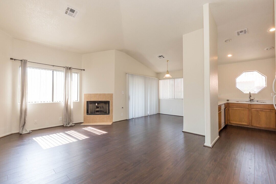 5056 S Rainbow Blvd in Las Vegas, NV - Building Photo