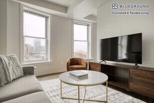 30 E Roosevelt Rd in Chicago, IL - Building Photo