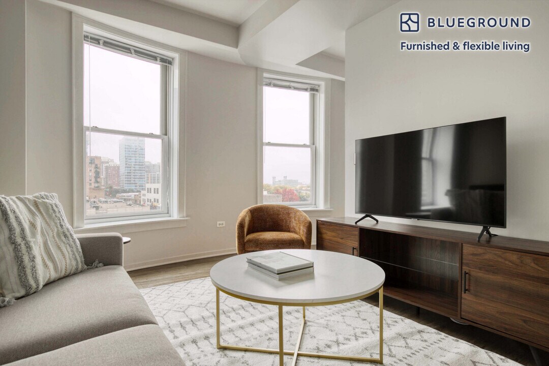 30 E Roosevelt Rd, Unit FL6-ID806 in Chicago, IL - Building Photo