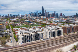 University Village Lofts in Chicago, IL - Foto de edificio - Building Photo