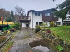 568 Phelps Ave in Victoria, BC - Building Photo