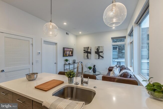 5545 Pulaski Ave, Unit UNIT 401 in Philadelphia, PA - Foto de edificio - Building Photo