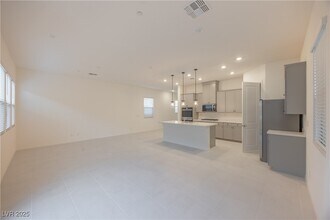 95 Silver Run Ln in Las Vegas, NV - Foto de edificio - Building Photo