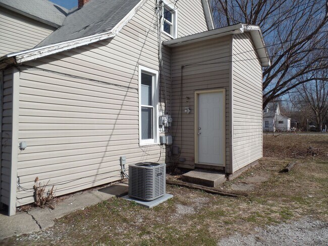 1335 Grand Ave-Unit -Up (M-008) in Terre Haute, IN - Building Photo - Building Photo