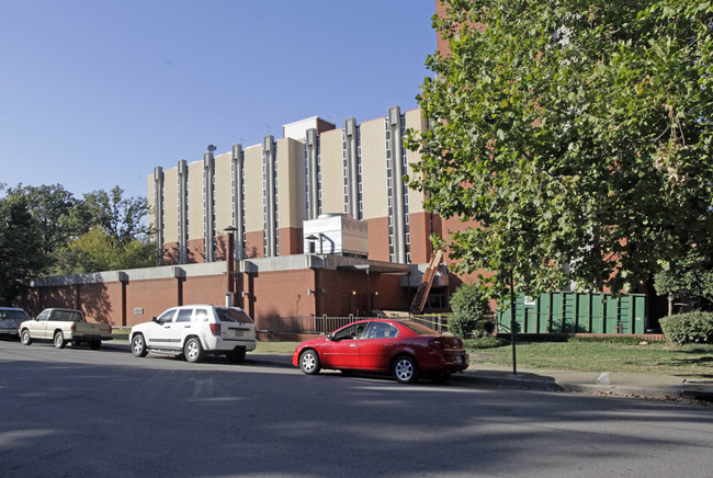 Serenity at Highland in Memphis, TN - Foto de edificio - Building Photo