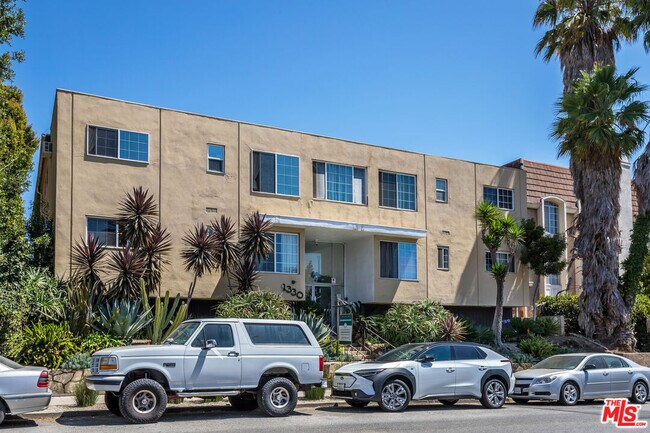 1330 S Barrington Ave in Los Angeles, CA - Building Photo - Building Photo