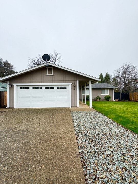 1973 S Ridge Dr in Redding, CA - Building Photo