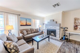 8600 W Charleston Blvd in Las Vegas, NV - Foto de edificio - Building Photo