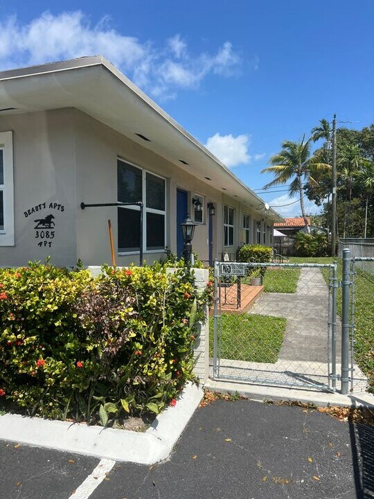 1085 W Flagler St in Miami, FL - Building Photo