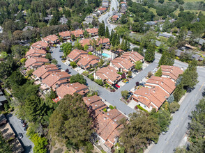 Brittan Royale Townhomes in San Carlos, CA - Foto de edificio - Building Photo