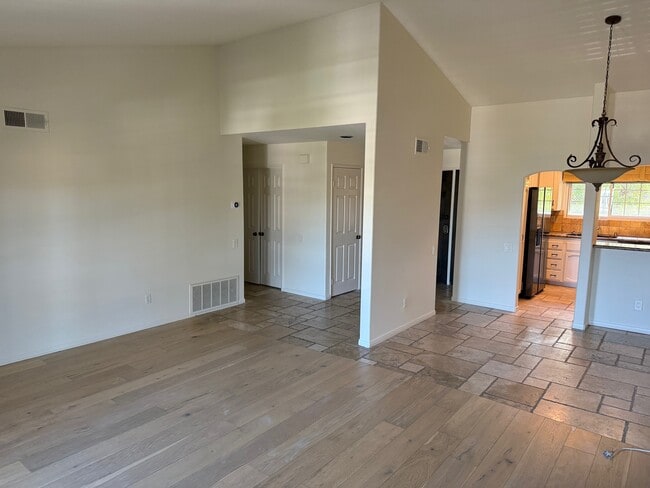 16376 Avenida Venusto